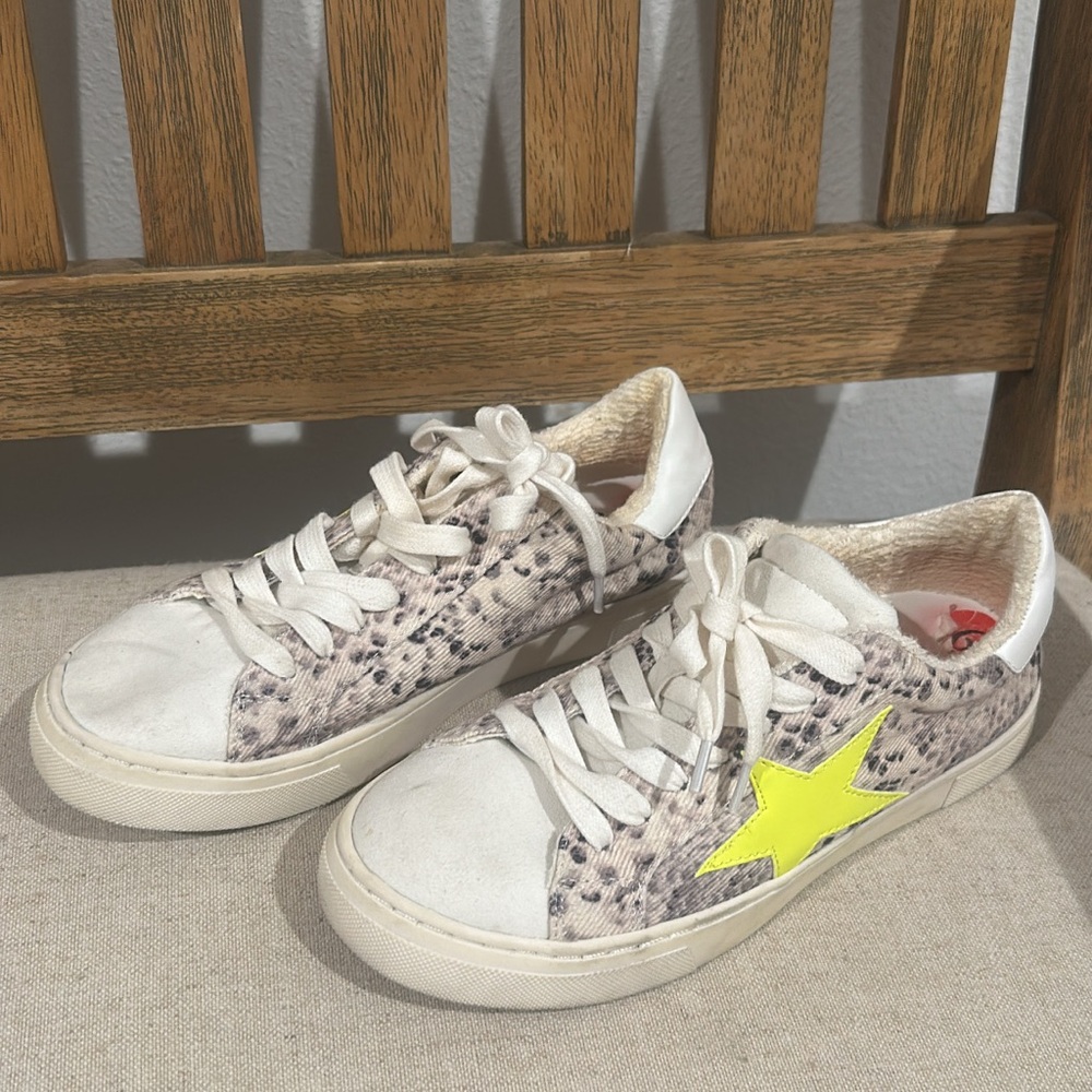 Steve Madden White and Yellow Star Sneakers
